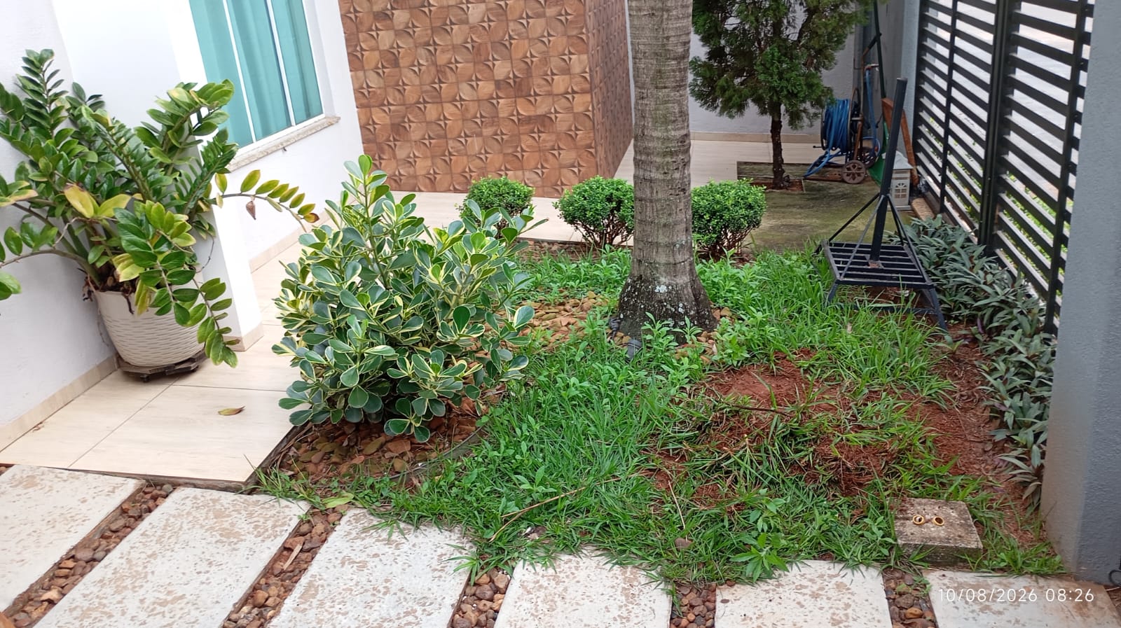 Área externa antes da instalação da grama sintética