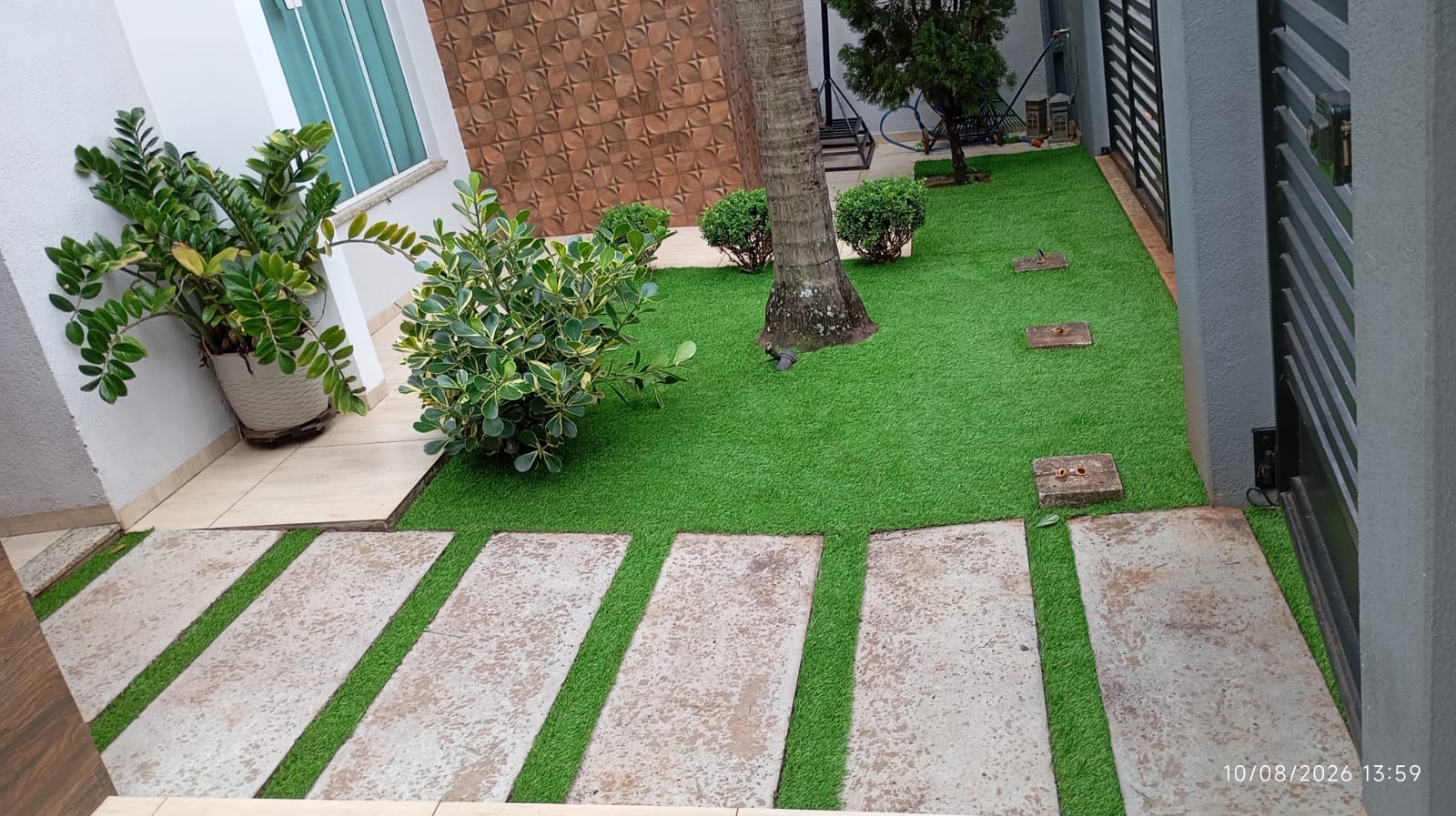 Área externa depois da instalação da grama sintética