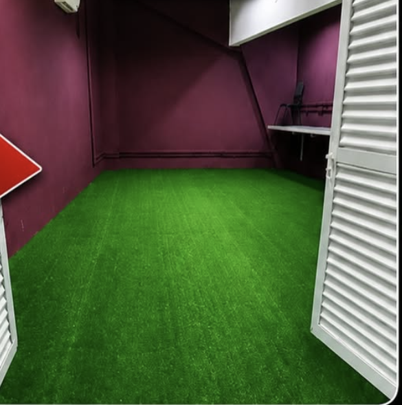 Ambiente interno depois da instalação da grama sintética