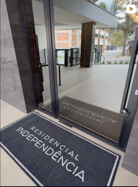 Foto original do tapete personalizado instalado no Residencial Independência